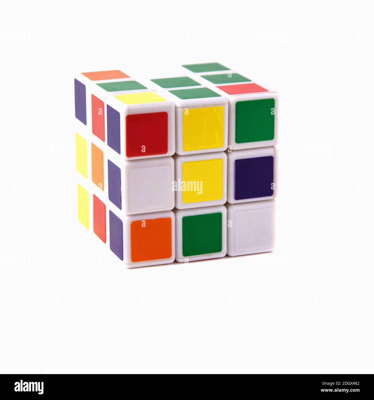 Krasnodar, Russia-23 novembre 2020: Cubo di Rubik 3x3. Isolato su sfondo bianco Foto Stock