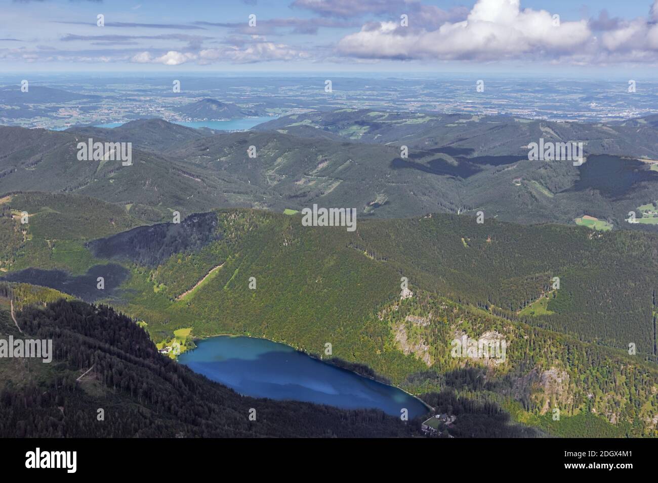 Il Vorderer Langbathsee e l'Attersee in lontananza, visto dalla cima dell'Alberfeldkogel Foto Stock
