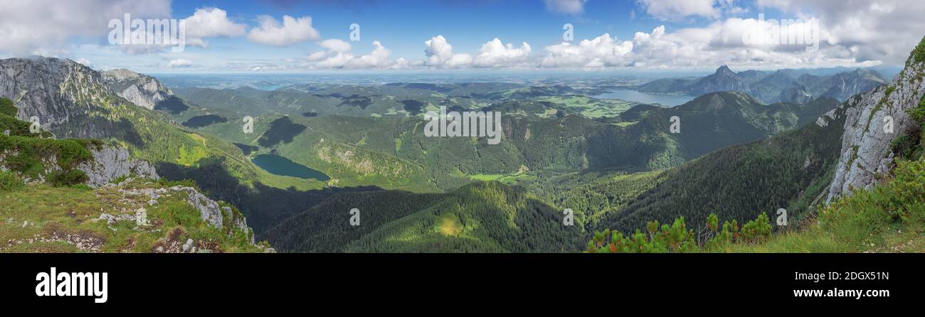 Panorama delle Prealpi con il Traunsee, il Langbatsee Vorderer e l'Attersee, visto dalla cima dell'Alberfeldkogel Foto Stock