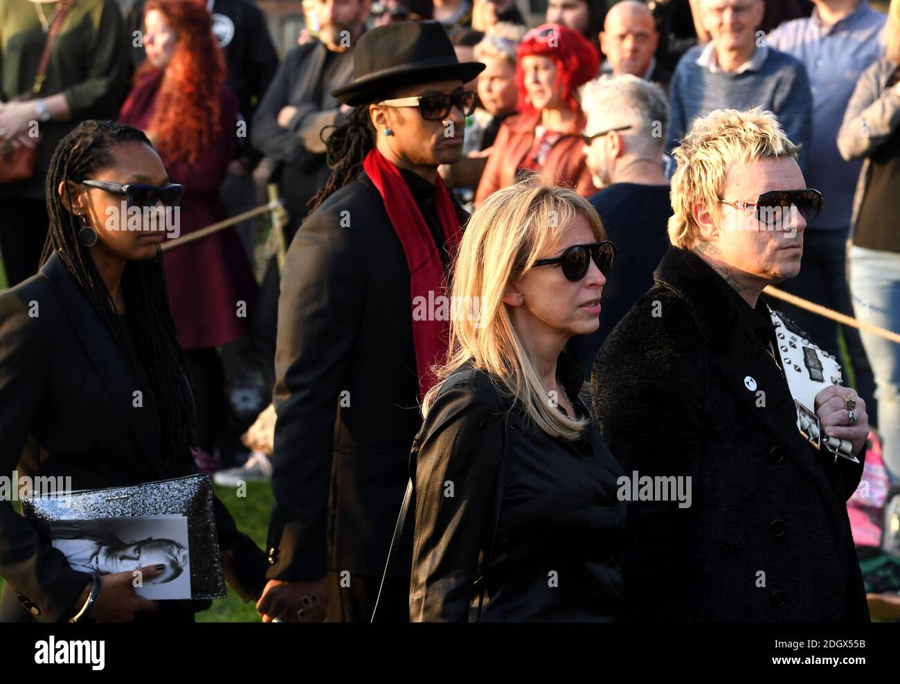 Keith Palmer (centro), Natalie Appleton, e Liam Howlett (a destra) fuori dalla Chiesa di Santa Maria durante i funerali e la processione per onorare la memoria della Keith Flint della Prodigia, in Essex. Il credito fotografico dovrebbe essere: Doug Peters/EMPICS Foto Stock