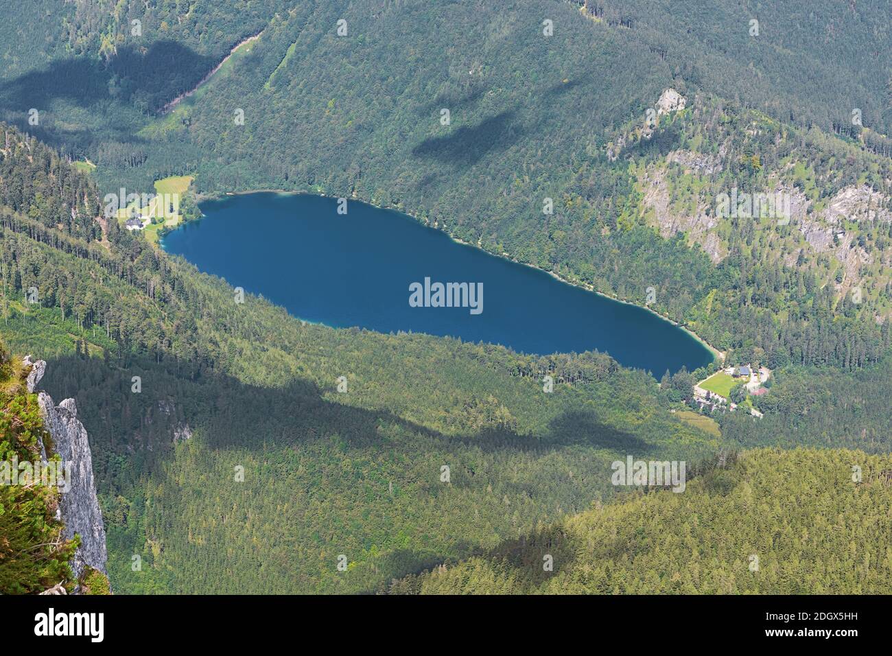 Primo piano del Vorderer Langbathsee, visto dalla cima dell'Alberfeldkogel Foto Stock
