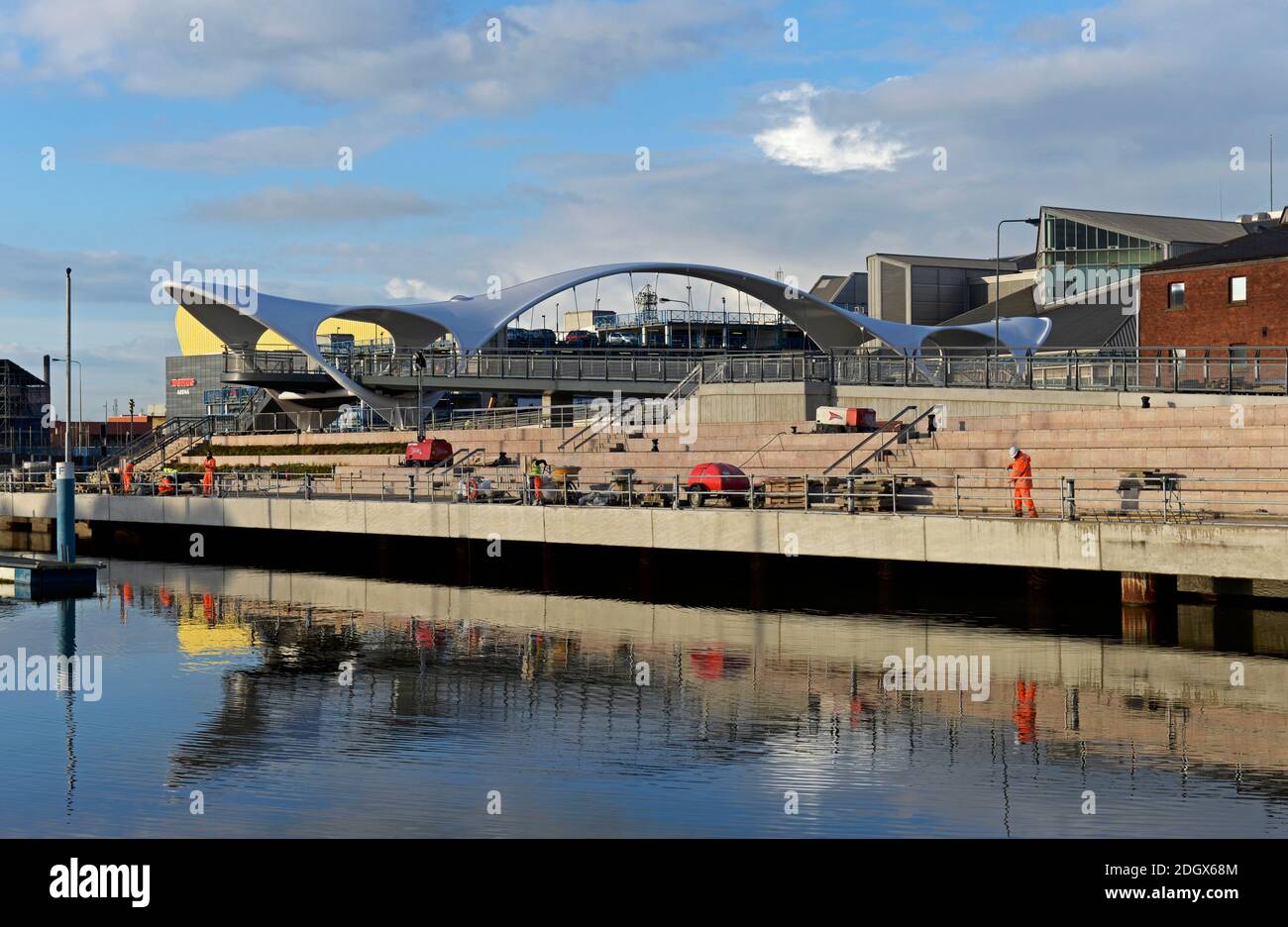 Il nuovo ponte pedonale eretto sulla A63, per collegare il porto e il centro città, Hull, East Yorkshire, Humberside, Inghilterra UK Foto Stock