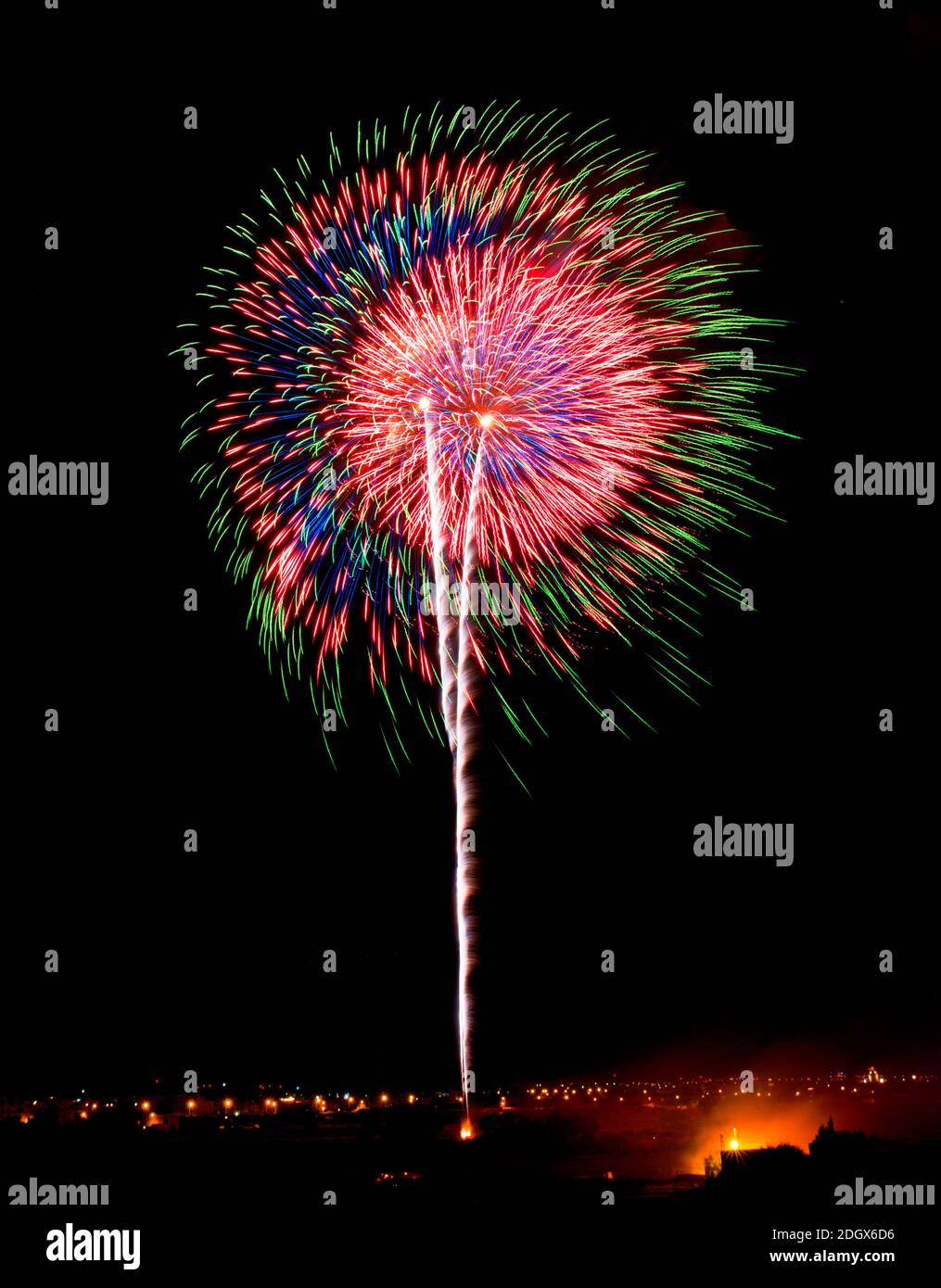 I grandi fuochi d'artificio esplodono isolati su sfondo scuro. Fuochi d'artificio maltesi. Felice Anno Nuovo. Concetto di vacanza. Felicità. Fuochi d'artificio artistici Foto Stock