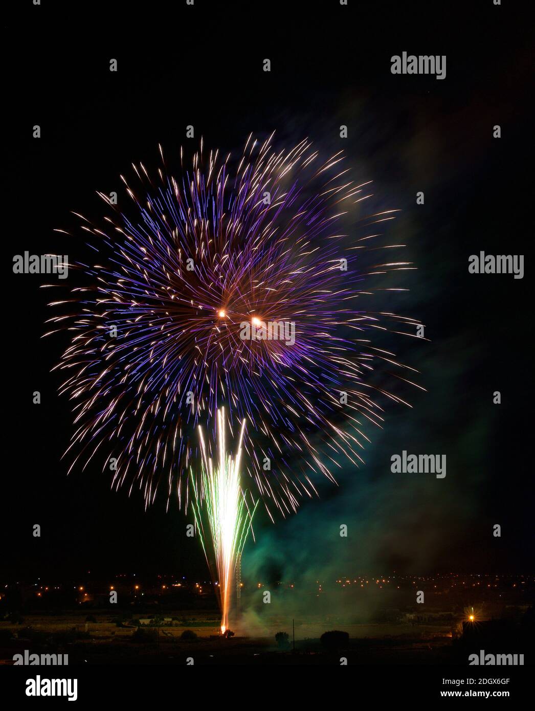 I grandi fuochi d'artificio esplodono isolati su sfondo scuro. Fuochi d'artificio maltesi. Felice Anno Nuovo. Concetto di vacanza. Felicità. Fuochi d'artificio artistici Foto Stock