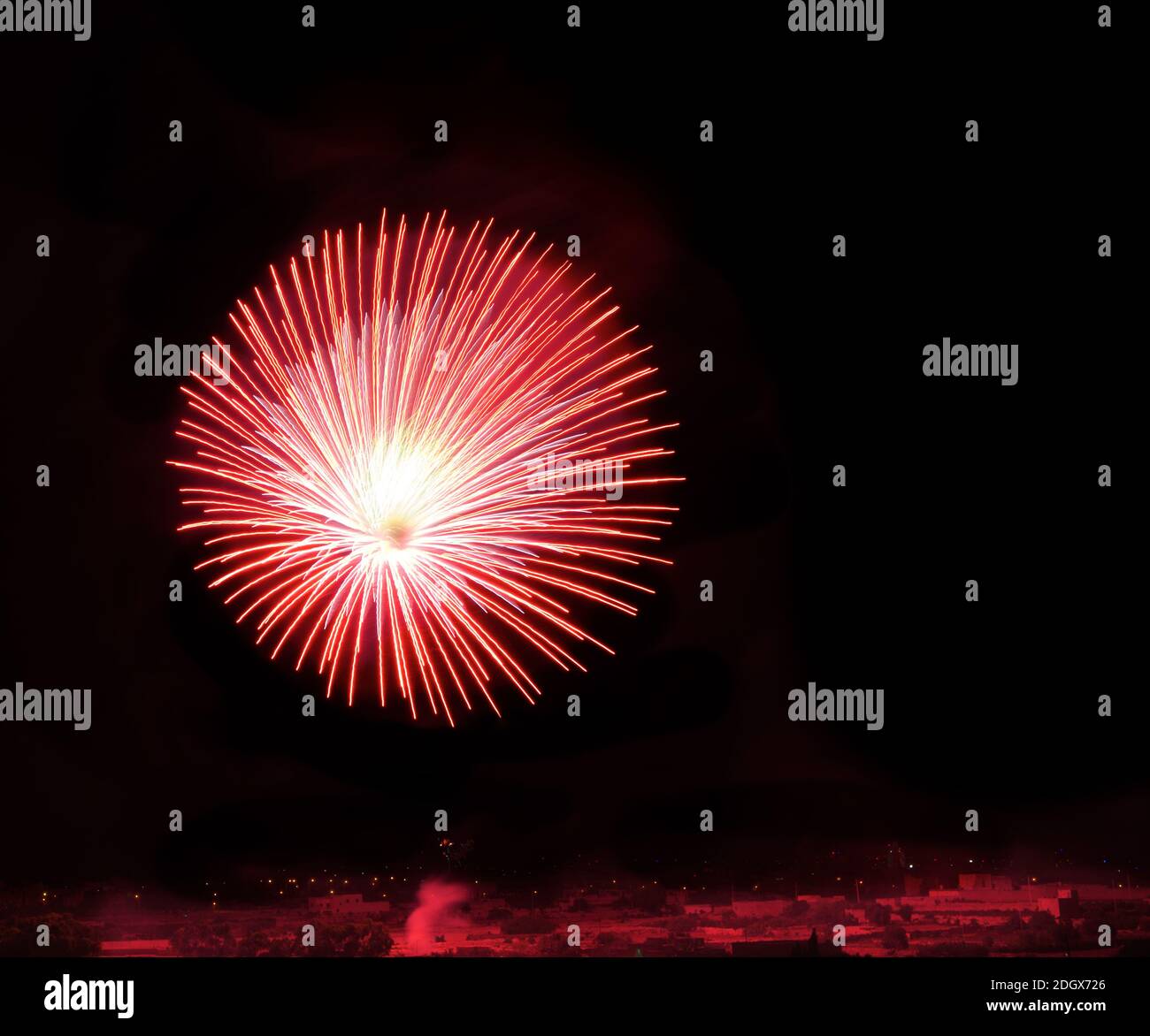 I grandi fuochi d'artificio esplodono isolati su sfondo scuro. Fuochi d'artificio maltesi. Felice Anno Nuovo. Concetto di vacanza. Felicità. Fuochi d'artificio artistici Foto Stock