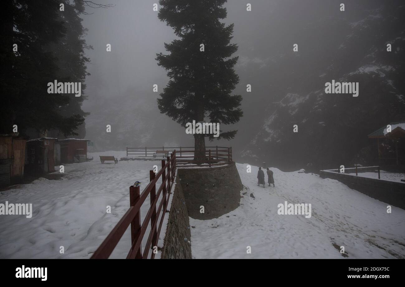 Srinagar, Kashmir. 9 Dic 2020. La gente cammina tra la nebbia dopo una fresca nevicata in un villaggio nel quartiere di Baramulla vicino alla città di Srinagar, la capitale estiva di Kashmir, 9 dicembre 2020. Credit: Javed Dar/Xinhua/Alamy Live News Foto Stock