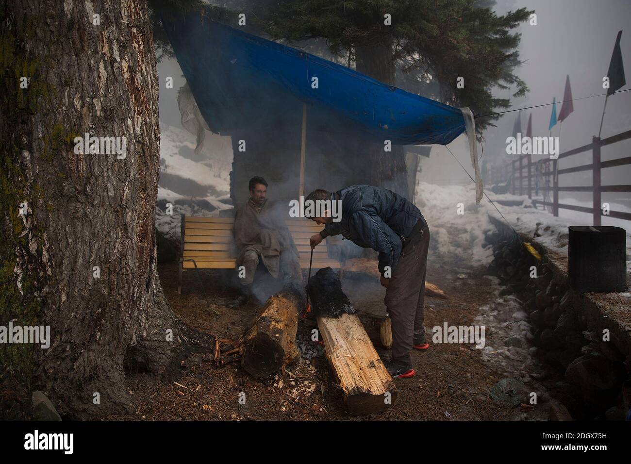 Srinagar, Kashmir. 9 Dic 2020. La gente si riscalda vicino ad un falò dopo una fresca nevicata in un villaggio nel distretto di Baramulla vicino alla città di Srinagar, la capitale estiva di Kashmir, 9 dicembre 2020. Credit: Javed Dar/Xinhua/Alamy Live News Foto Stock