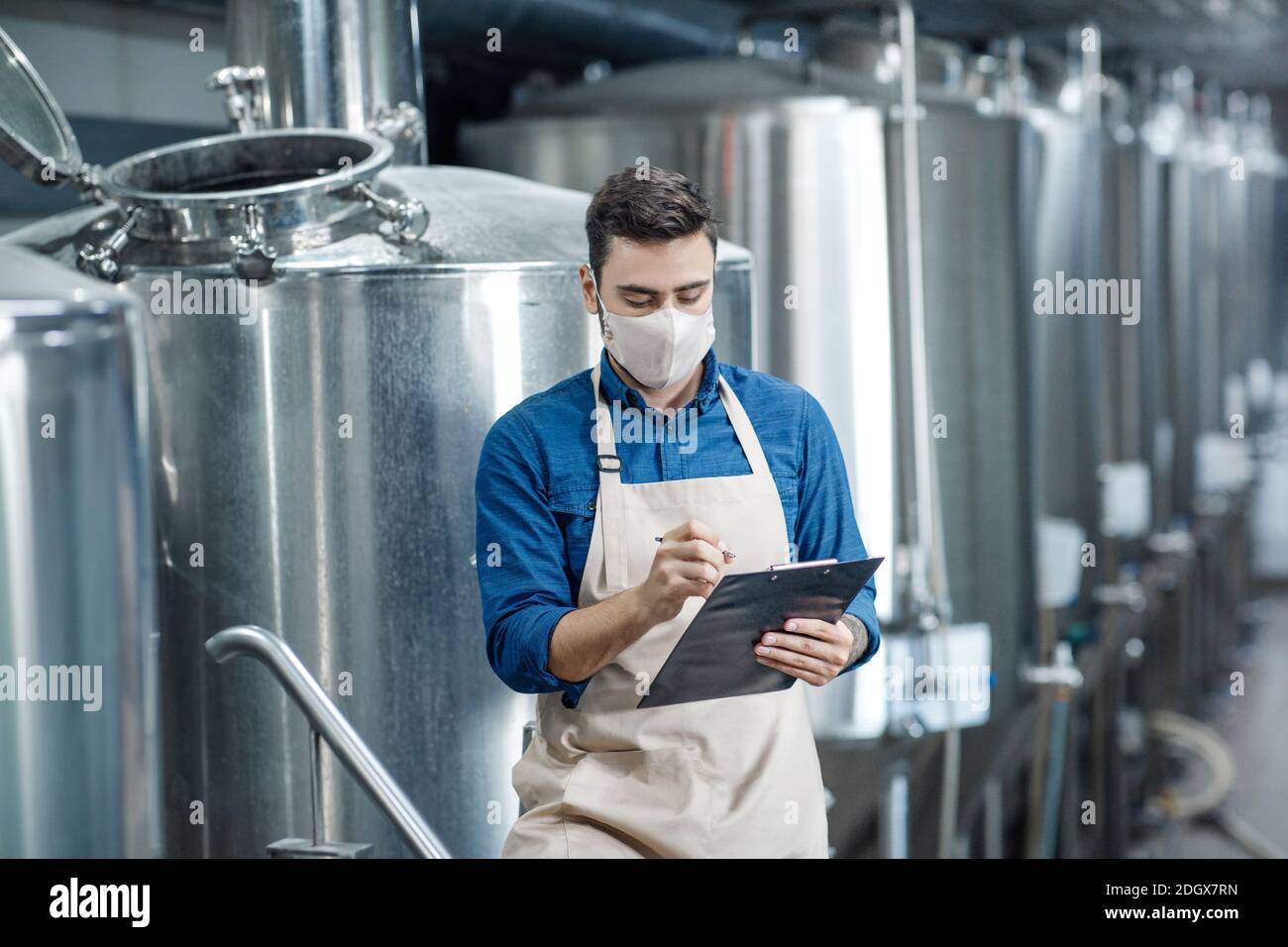 Lavorare in birreria durante la pandemia di covid-19 e l'industria artigianale della birra Foto Stock