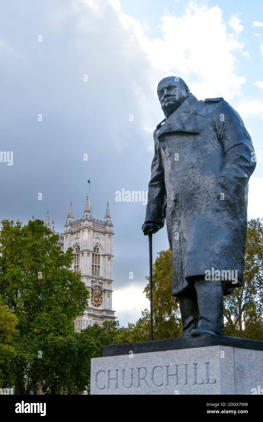 Europa, Regno Unito, Inghilterra, Londra, Westminster, Parliament Square, statua di Winston Churchill, primo ministro britannico nella seconda guerra mondiale, arte pubblica, scultura Foto Stock