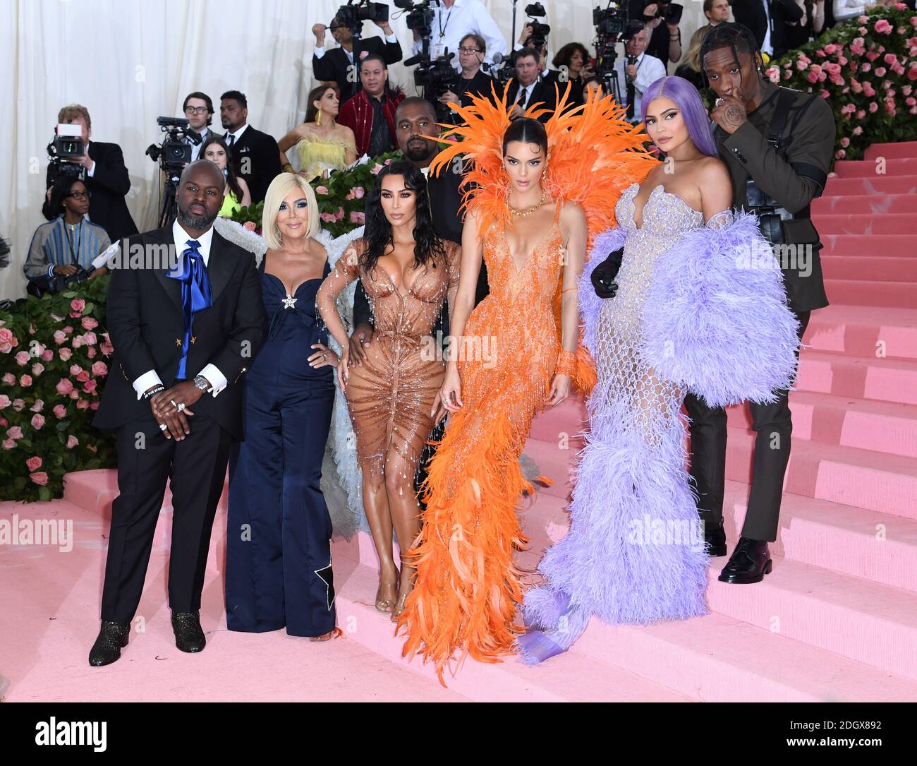(Da sinistra a destra) Corey Gamble, Kris Jenner, Kim Kardashian-West, Kanye West, Kendall Jenner, Kylie Jenner e Travis Scott frequentano il Metropolitan Museum of Art Costume Institute Benefit Gala 2019 a New York, USA.Picture Credit dovrebbe leggere: Doug Peters/EMPICS Foto Stock