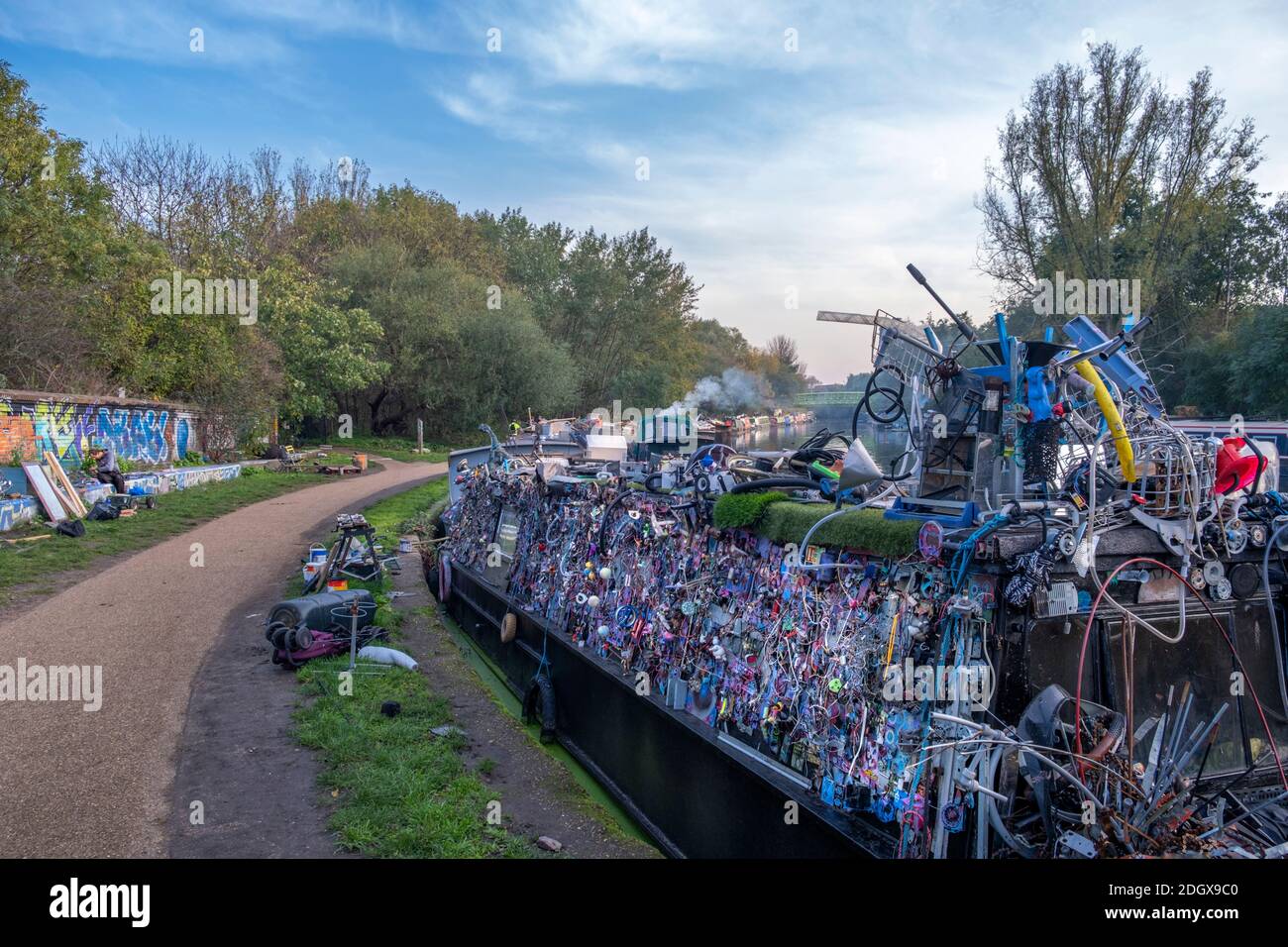 Casa galleggiante colorato coperto di arte locale, hackney, Lea Valley, East London, UK Foto Stock