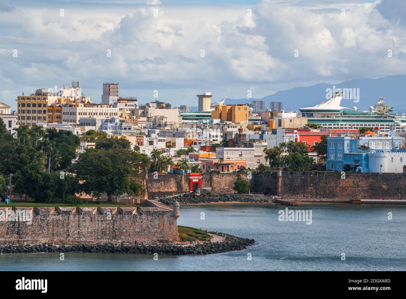 Old San Juan, Puerto Rico paesaggio urbano sull'acqua nei Caraibi. Foto Stock