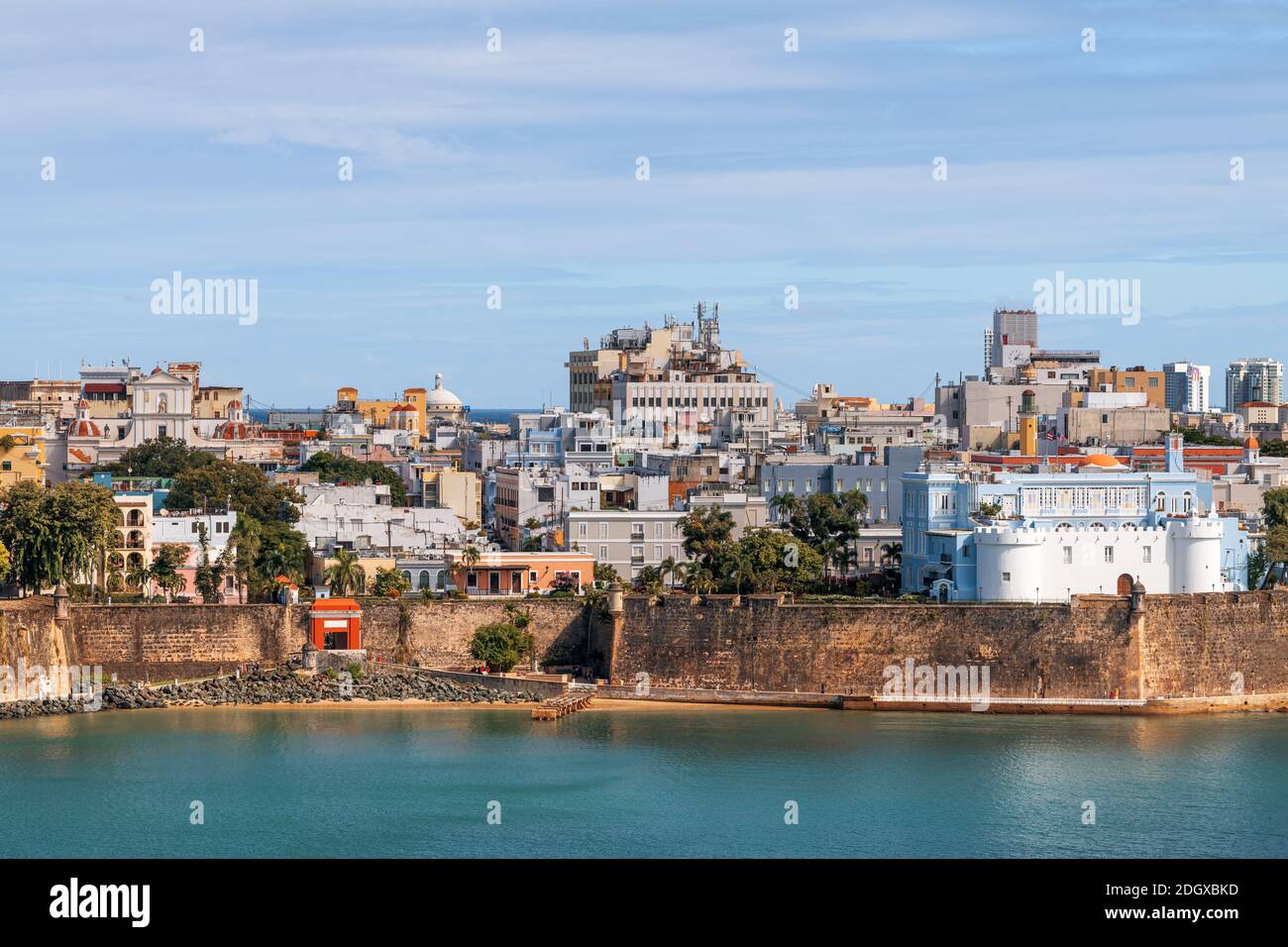 Old San Juan, Puerto Rico paesaggio urbano sull'acqua nei Caraibi. Foto Stock