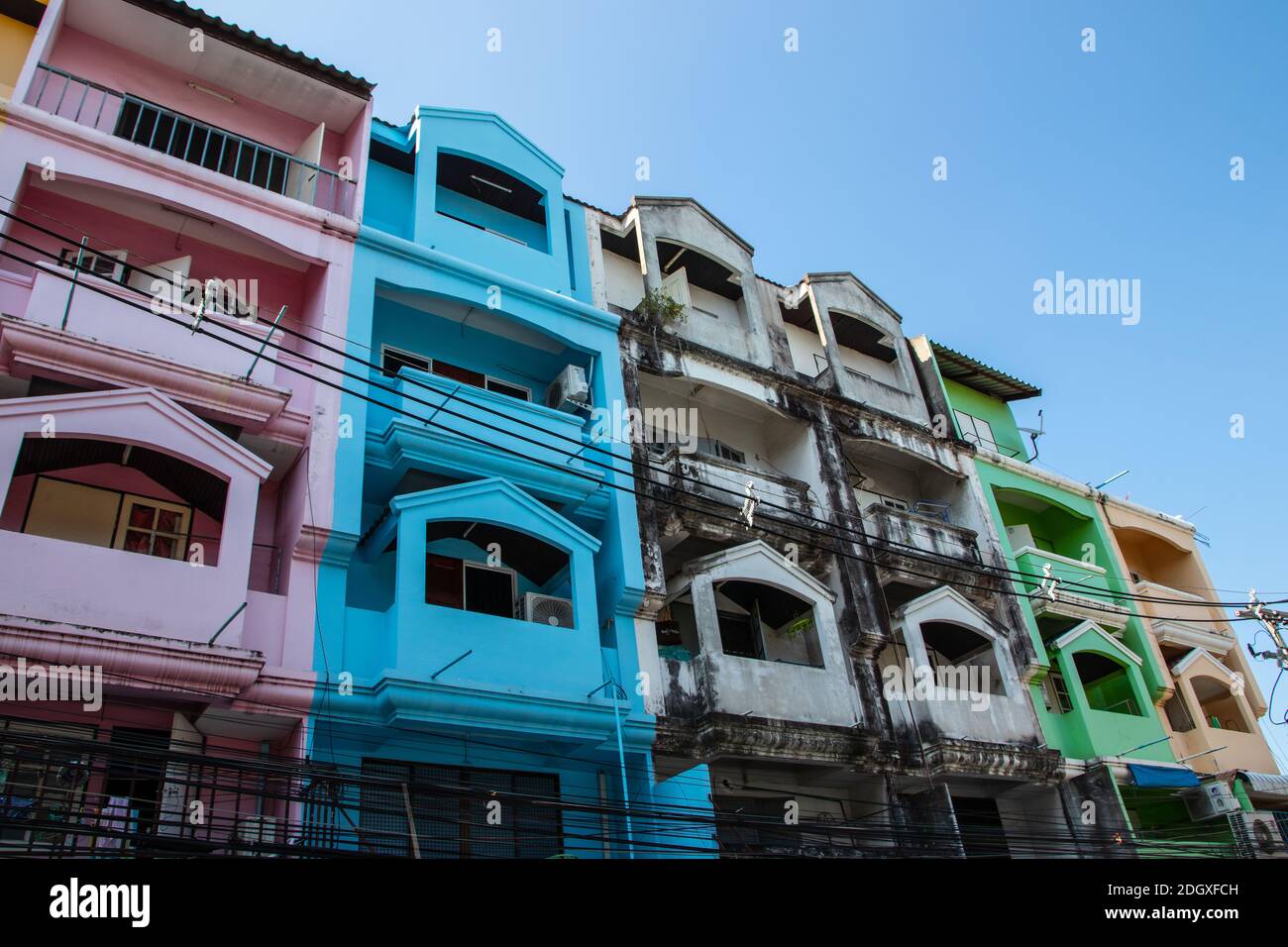 Facciate di case lungo Soi Buakhao a Pattaya Thailandia Asia Foto Stock