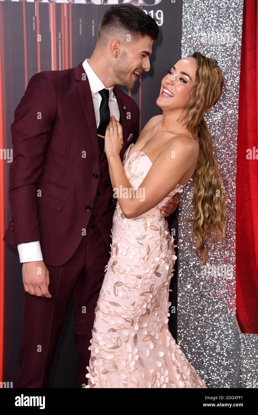 Owen Warner e Stephanie Davis partecipano al British SOAP Awards 2019 tenutosi al Lowry di Manchester Foto Stock