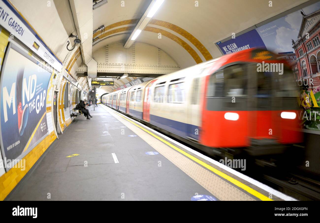 Londra, Inghilterra, Regno Unito. Stazione della metropolitana di Covent Garden, piattaforma Foto Stock