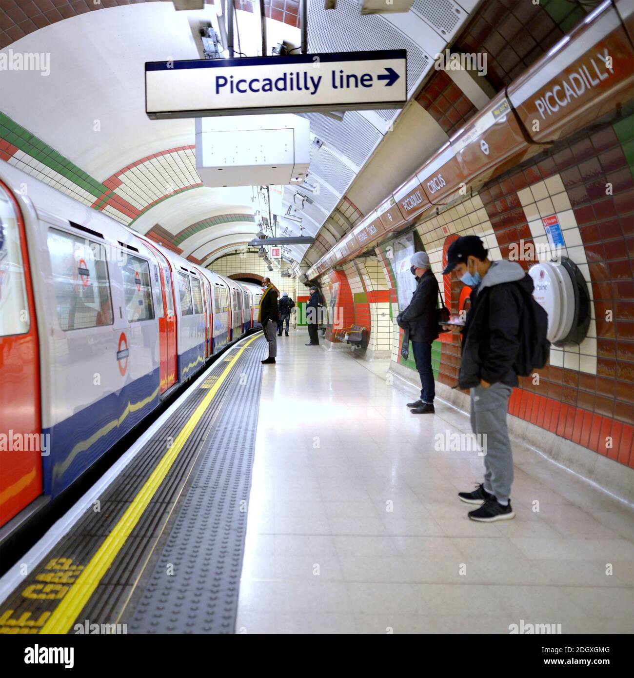 Londra, Inghilterra, Regno Unito. Stazione metropolitana Piccadilly Circus, treno che arriva al binario Foto Stock