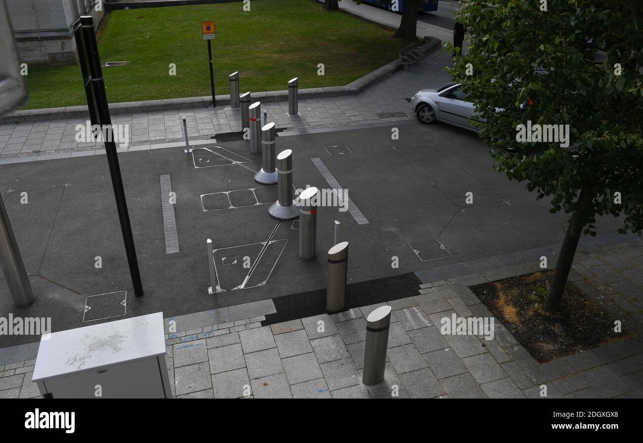 Barriere di sicurezza a Southampton che rendono la piazza Guildhall traffico libero e pedonale amichevole. Foto Stock