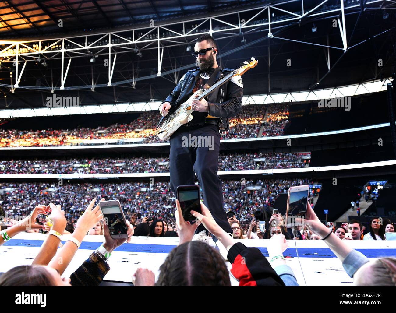 Adam Levine of Maroon 5 sul palco durante il Summertime Ball della capitale. Le più grandi star del mondo si esibiscono dal vivo per 80,000 ascoltatori di capitale allo stadio Wembley, durante la più grande festa estiva del Regno Unito. Il credito di immagine dovrebbe leggere: Doug Peters/EMPICS Foto Stock