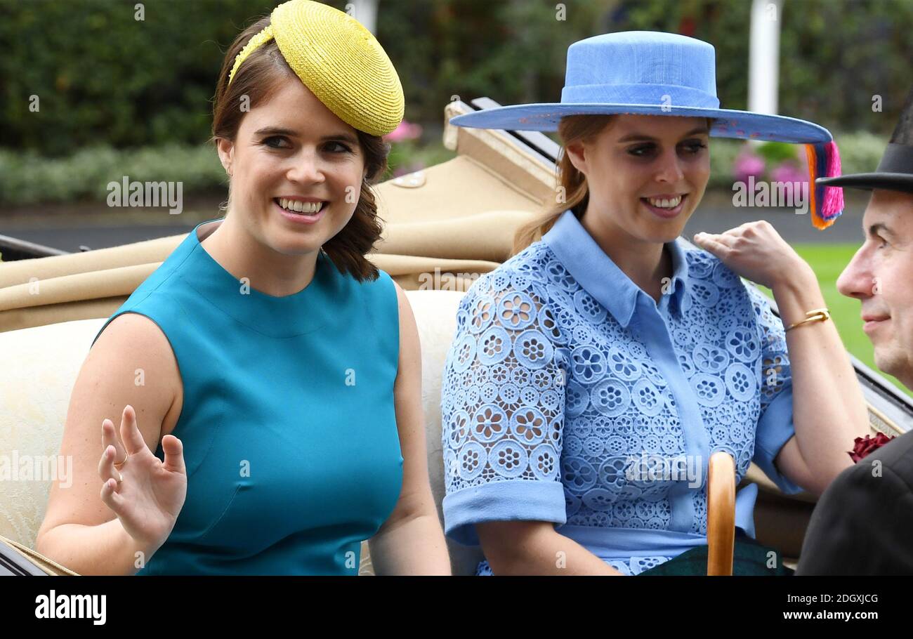 La principessa Eugenie di York e la principessa Beatrice di York arrivano in carrozza durante il giorno uno della Royal Ascot all'Ippodromo di Ascot. Foto Stock