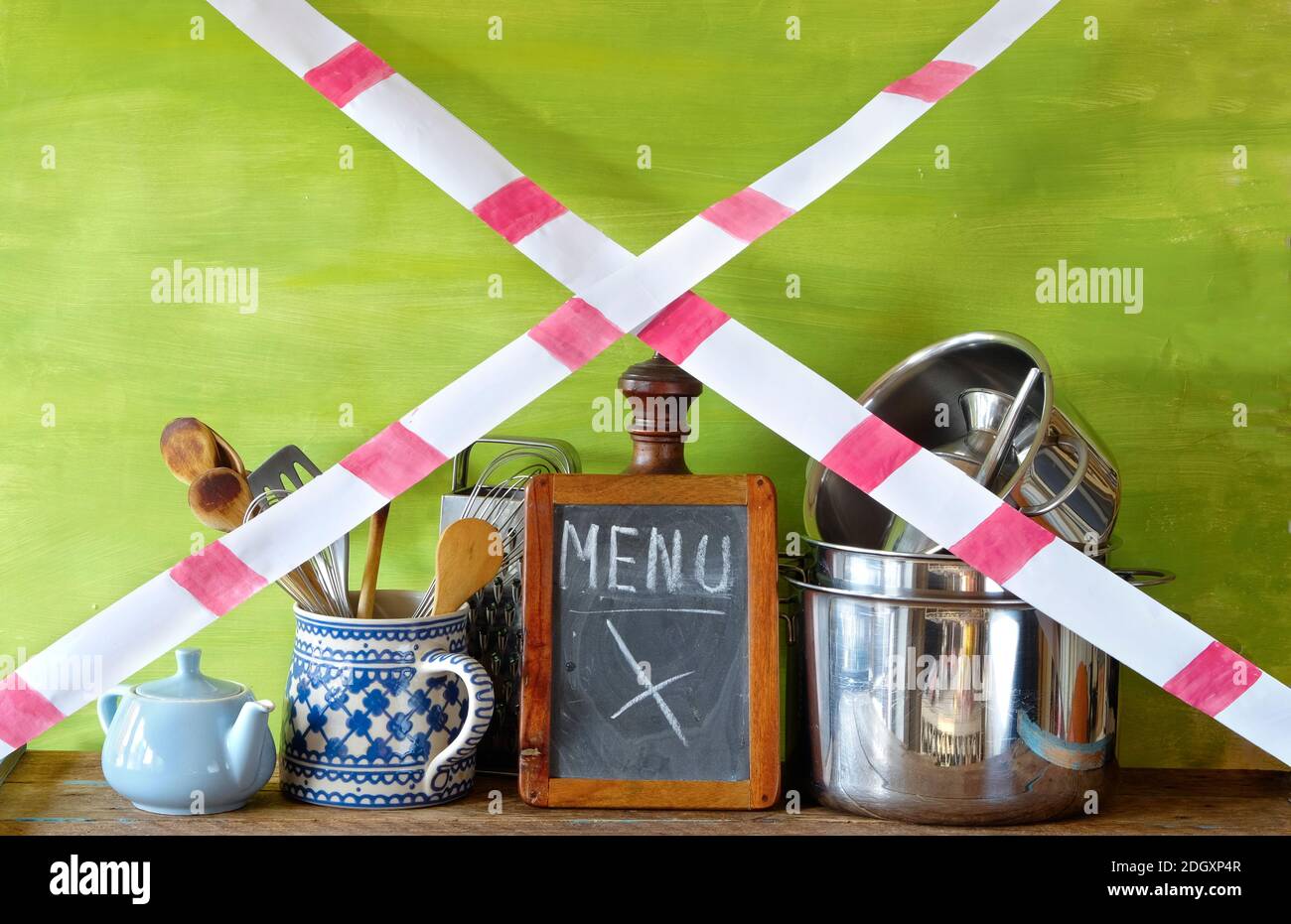 gastronomia corona lockdown, ristorante utensili da cucina con nastro di avvertimento, immagine simbolica Foto Stock