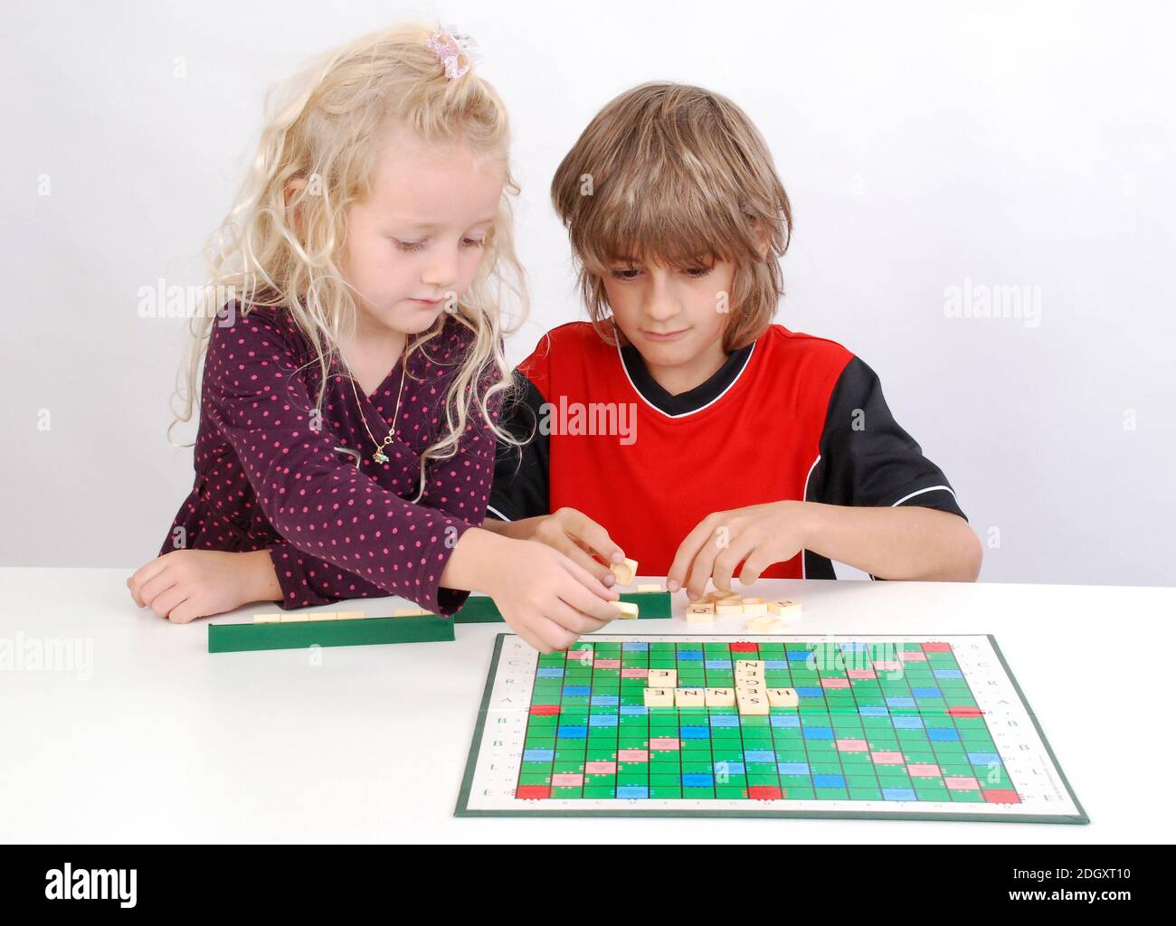 Gecshwister spielen Scrabble, Junge, Mädchen, 7, 8, Jahre, signor:Sì Foto Stock