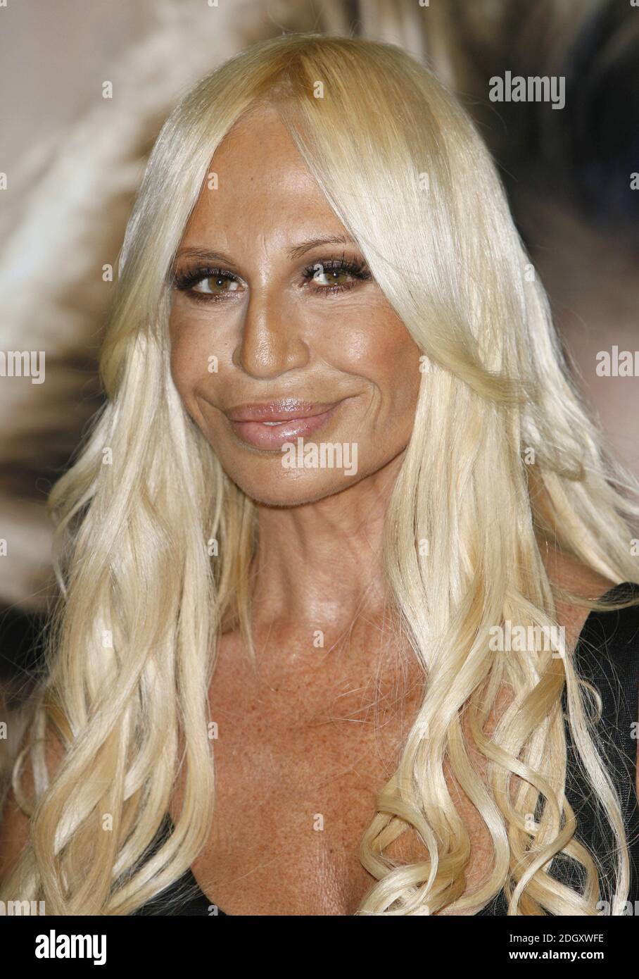 Donatella Versace lancia il suo nuovo profumo, Versace, in esclusiva a  Harrods, Londra Foto stock - Alamy