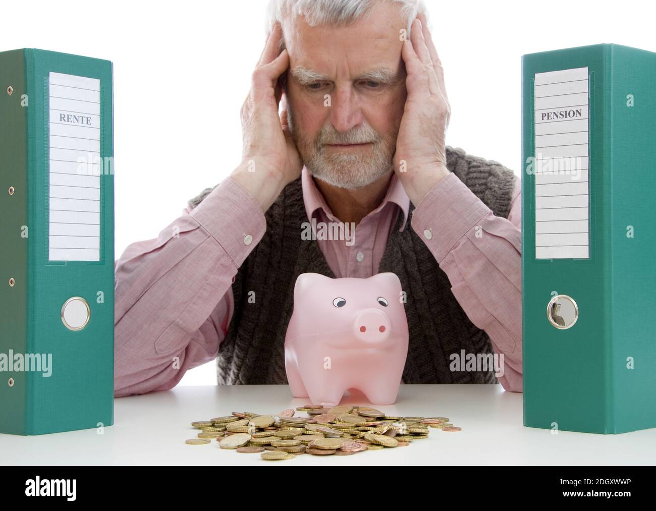 Rentner mit Geldsorgen, sitzt Sparschwein vor und verzweifelt, signor: Sì Foto Stock