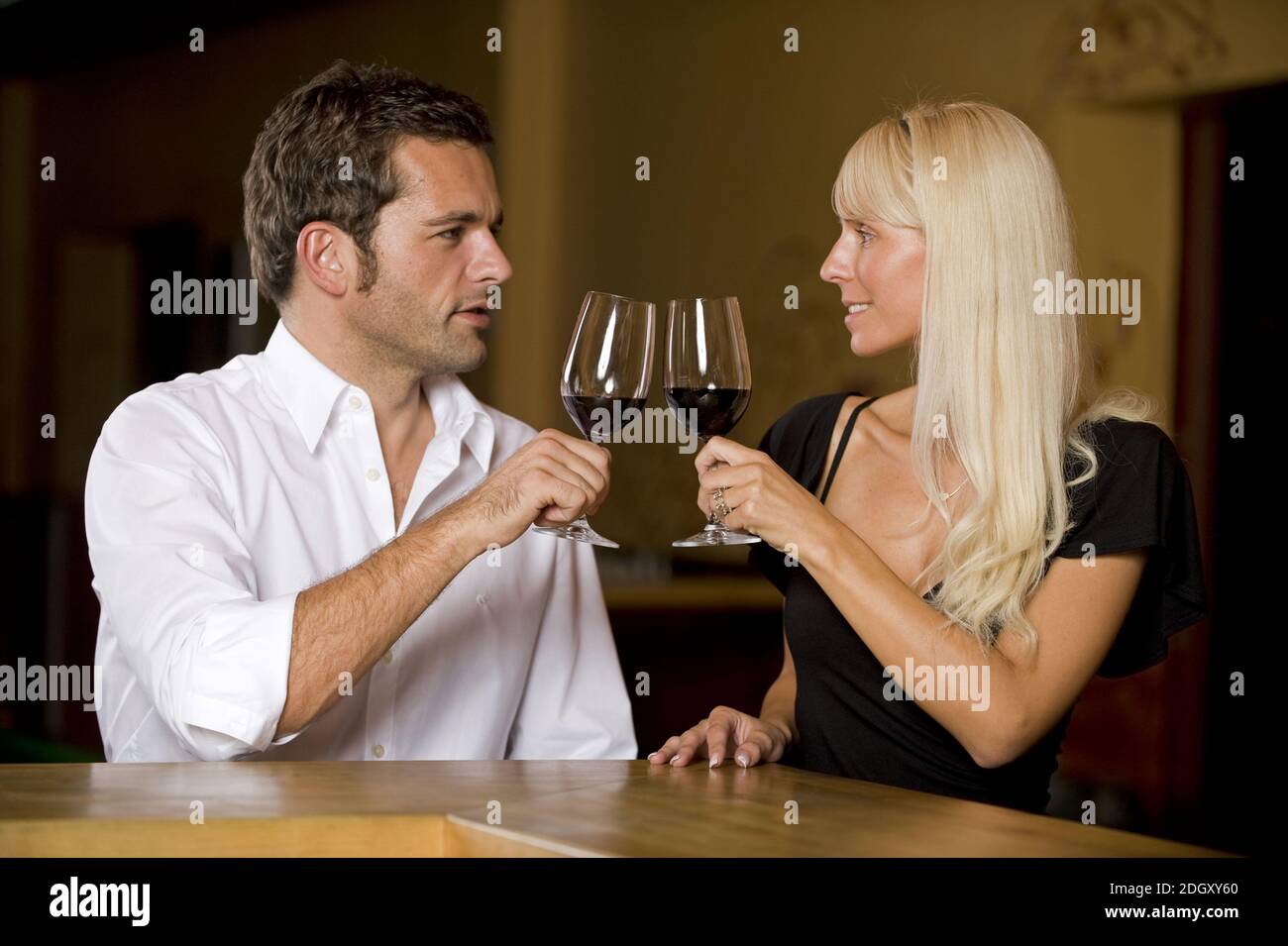 Mann und Frau sitzen an der Bar und Trinken Ein Glas Rotwein, signor: Sì Foto Stock