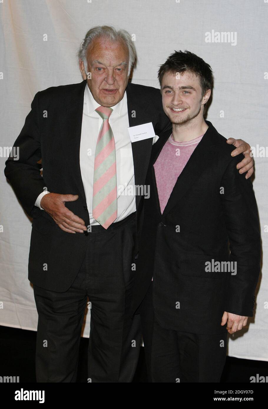 Sir Donald Sinden (a sinistra) e Daniel Radcliffe durante una fotocellula allo Str Theatre Book Prize presso il Theatre Museum di Covent Garden, nel centro di Londra, il 12 aprile 2007. Foto Stock