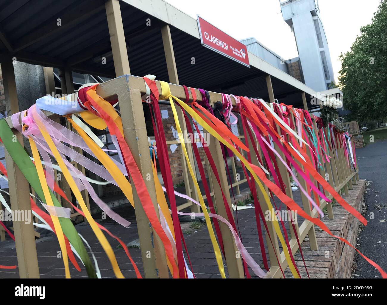 La Duchessa del Sussex ha legato un nastro all'Ufficio postale di Clareinch in memoria di Uyinene Mrwetyana, brutalmente assassinato a Città del Capo il mese scorso, scatenando un'ondata di proteste per la violenza di genere qui in Sud Africa. Ha scritto: Simi kunye kulesissimo, â€˜Siamo insieme in questo momentâ€™ a Xhosa. Il credito fotografico dovrebbe essere: Doug Peters/EMPICS Foto Stock