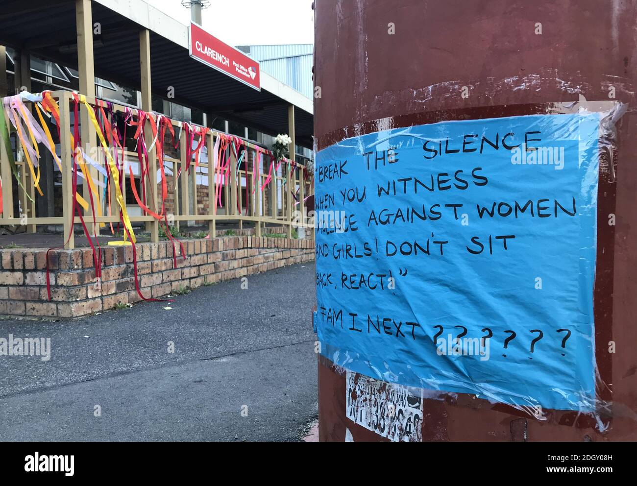 La Duchessa del Sussex ha legato un nastro all'Ufficio postale di Clareinch in memoria di Uyinene Mrwetyana, brutalmente assassinato a Città del Capo il mese scorso, scatenando un'ondata di proteste per la violenza di genere qui in Sud Africa. Ha scritto: Simi kunye kulesissimo, â€˜Siamo insieme in questo momentâ€™ a Xhosa. Il credito fotografico dovrebbe essere: Doug Peters/EMPICS Foto Stock