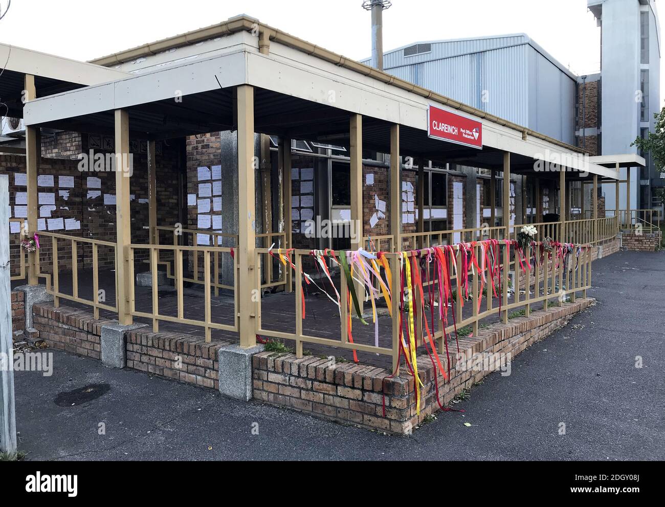 La Duchessa del Sussex ha legato un nastro all'Ufficio postale di Clareinch in memoria di Uyinene Mrwetyana, brutalmente assassinato a Città del Capo il mese scorso, scatenando un'ondata di proteste per la violenza di genere qui in Sud Africa. Ha scritto: Simi kunye kulesissimo, â€˜Siamo insieme in questo momentâ€™ a Xhosa. Il credito fotografico dovrebbe essere: Doug Peters/EMPICS Foto Stock