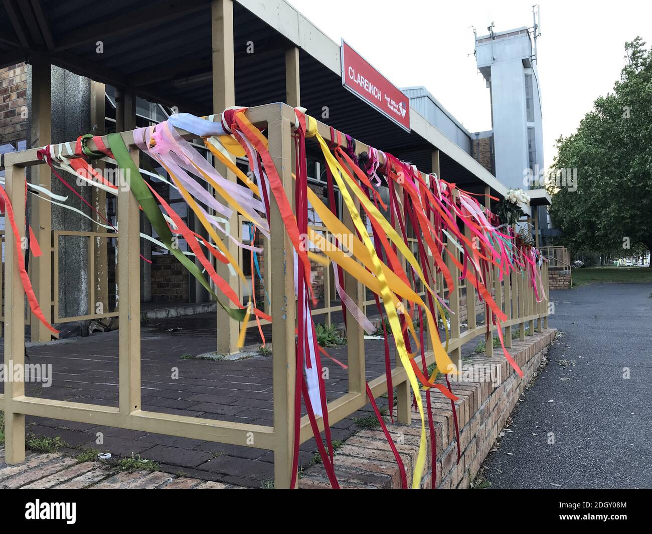 La Duchessa del Sussex ha legato un nastro all'Ufficio postale di Clareinch in memoria di Uyinene Mrwetyana, brutalmente assassinato a Città del Capo il mese scorso, scatenando un'ondata di proteste per la violenza di genere qui in Sud Africa. Ha scritto: Simi kunye kulesissimo, â€˜Siamo insieme in questo momentâ€™ a Xhosa. Il credito fotografico dovrebbe essere: Doug Peters/EMPICS Foto Stock