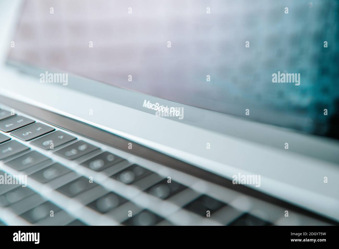 Bielorussia, Minsk - 13 luglio 2020: Apple Inc. Disegno del prodotto MacBook Pro grigio spazio . Nuova tecnologia. Foto Stock