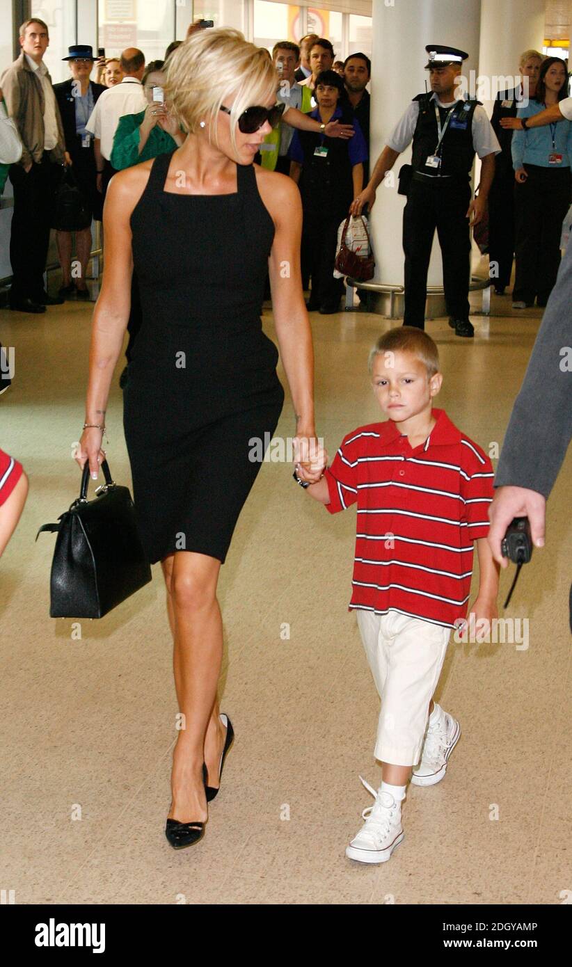 Victoria Beckham ha ritratto con suo figlio Romeo a Heathrow mentre parte per Los Angeles per vedere suo marito unirsi alla squadra di calcio LA Galaxy. Foto Stock