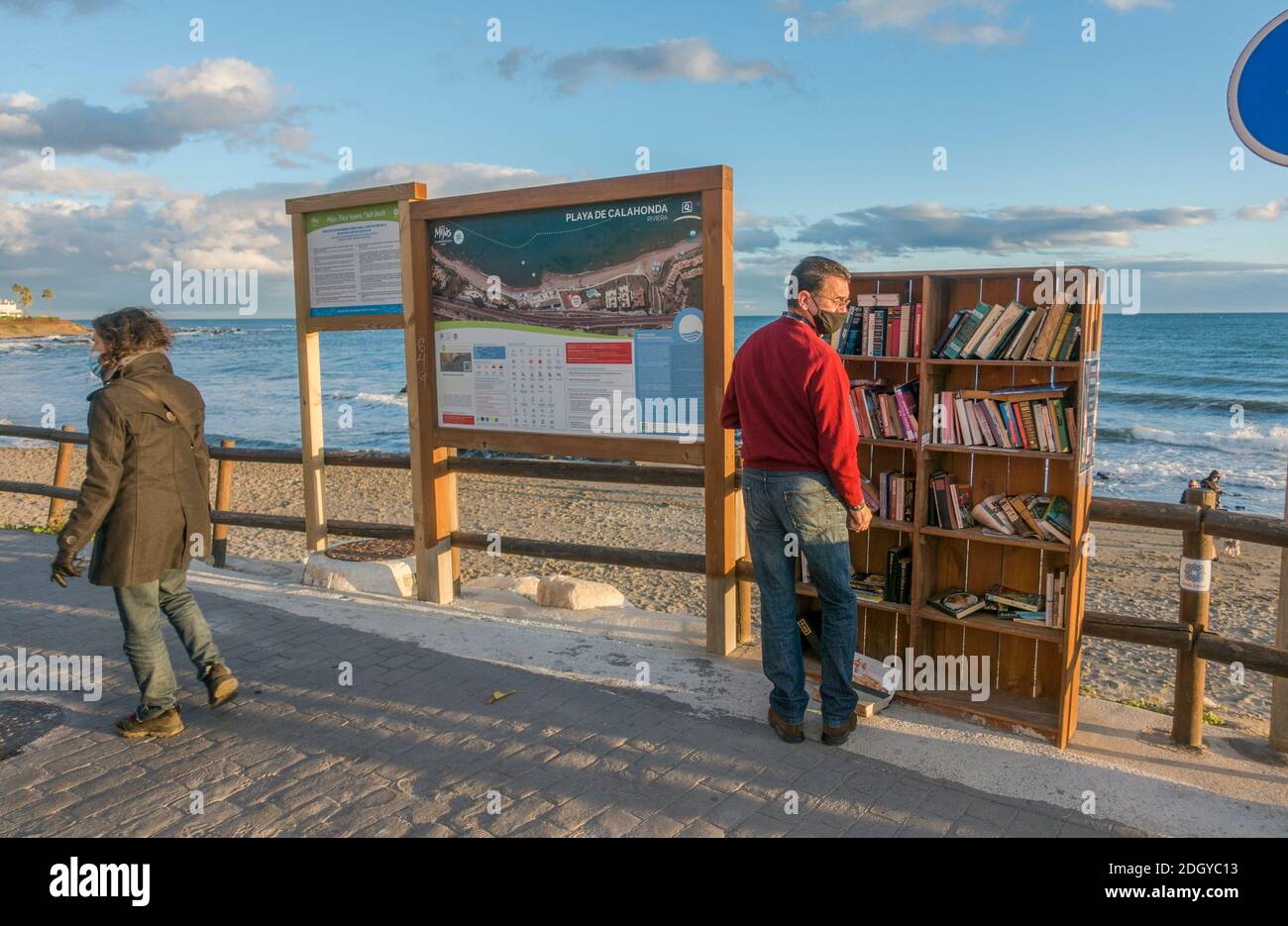 Biblioteca all'aperto, Scambio di libri sulla spiaggia di la Cala de Mijas, Spagna Foto Stock