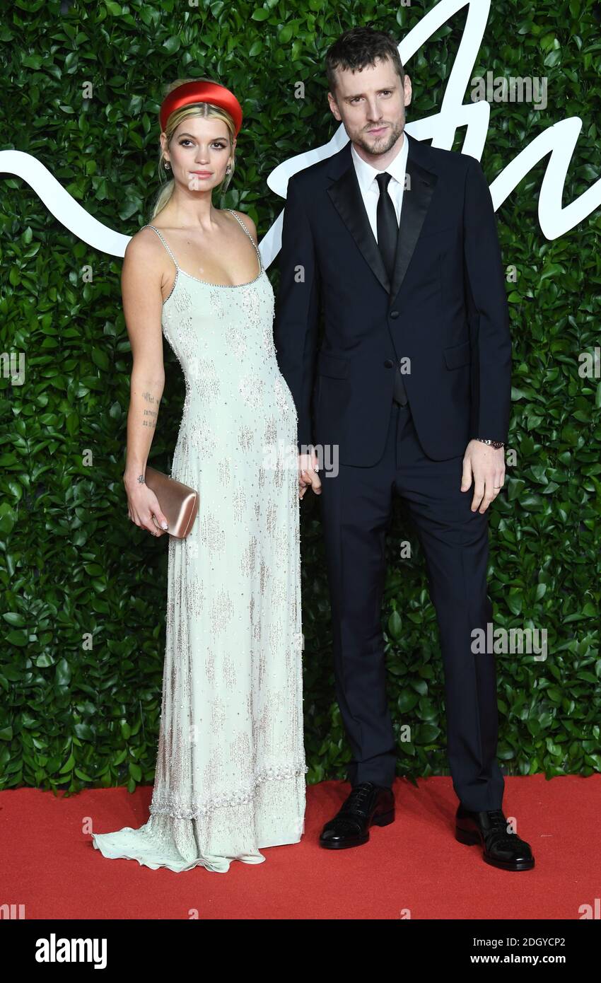 Pixie Geldof e George Barnet partecipano ai Fashion Awards 2019 alla Royal Albert Hall di Kensington Gore, Londra. Il credito immagine dovrebbe essere: Doug Peters/EMPICS Foto Stock