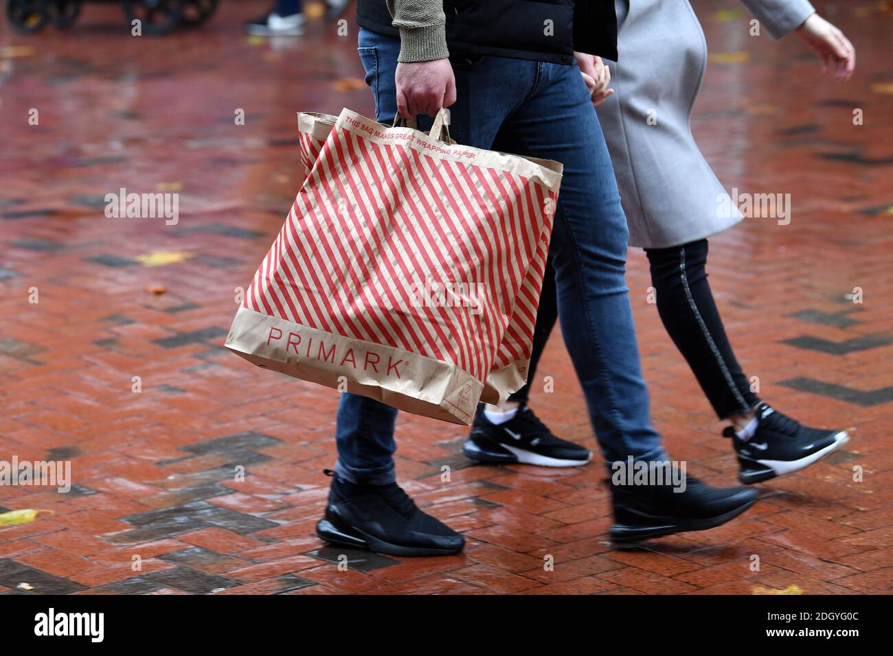 Scenes around Broad Street, Reading, Berkshire, il giorno dopo la chiusura di Lockdown 2, giovedì 3 dicembre 2020. Foto Stock