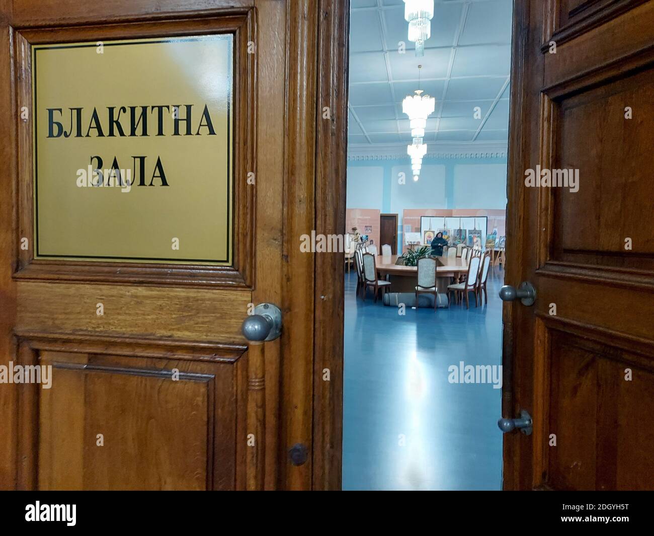 Non esclusivo: CHERNIVTSI, UCRAINA - 8 DICEMBRE 2020 - la Sala Blu si trova nel corpo Metropolitano della Residenza di Bukovinian e Dalmati Foto Stock