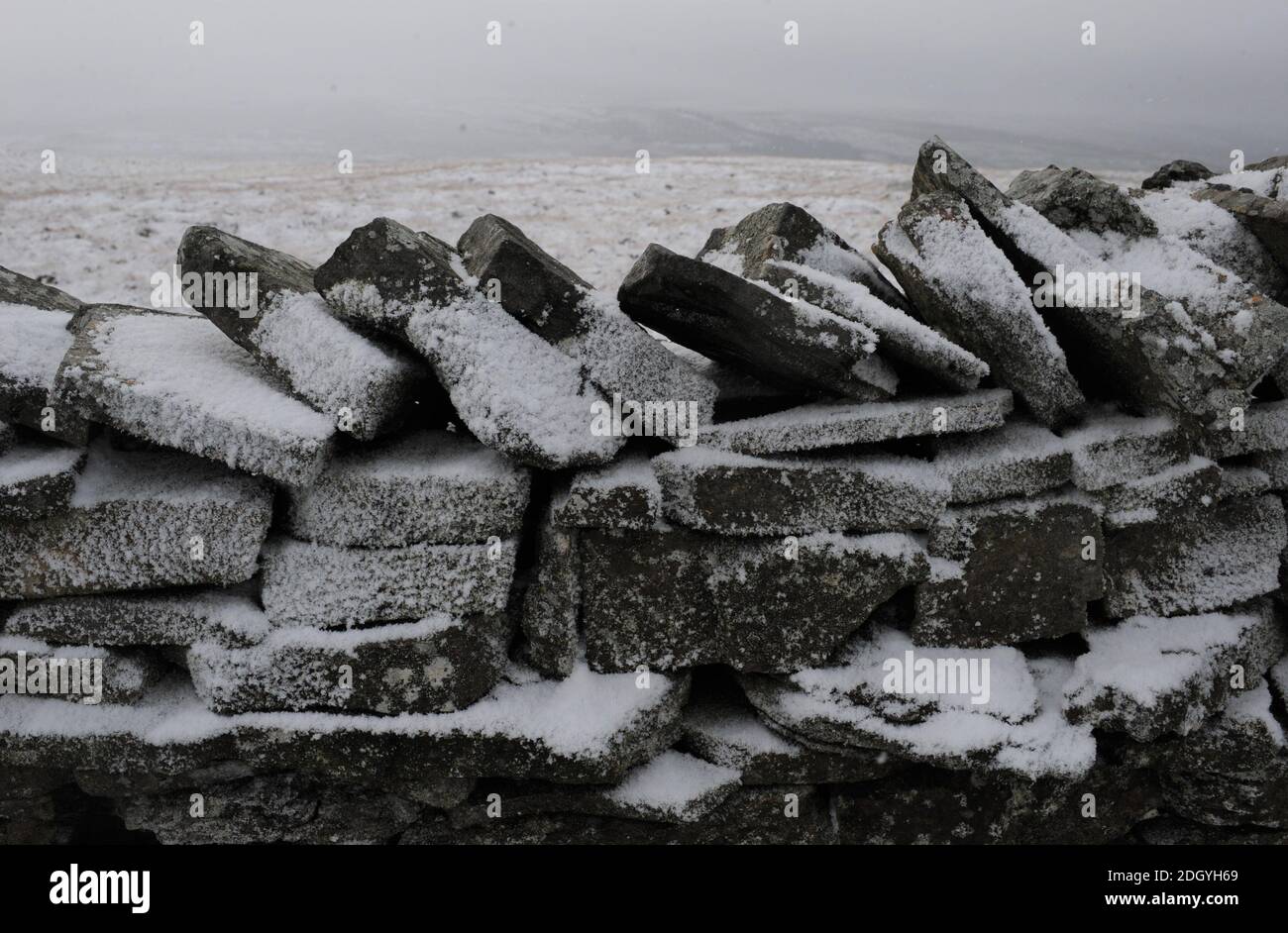 La prima neve dell'inverno sulla A689 al confine tra la contea di Durham e Cumbria, Foto Stock