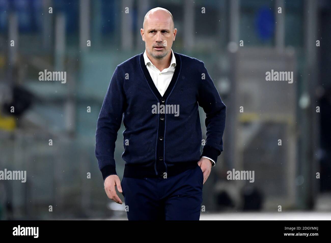 Roma, Italia. 8 dicembre 2020. Philippe Clement allenatore del FC Brugge guarda durante la partita di calcio della Champions League Group Stage F tra le SS Lazio e il Club Brugge allo stadio Olimpicoin Roma (Italia), 8 dicembre 2020. Photo Andrea Staccioli/Insifefoto Credit: Insifefoto srl/Alamy Live News Foto Stock