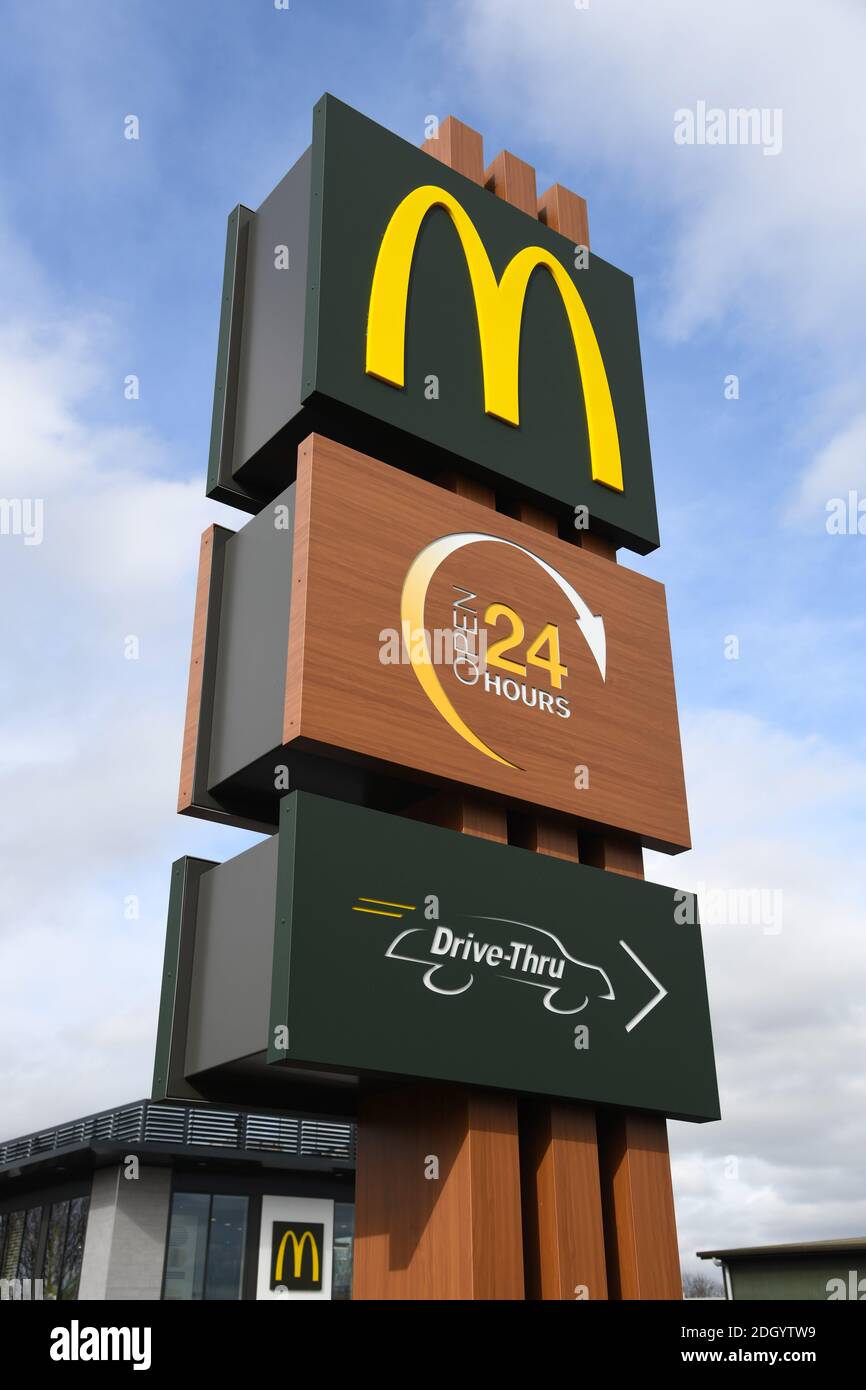 Il ristorante McDonalds diventa solo da asporto. Negozio in mostra A1 Retail Park, Biggleswade, Bedfordshire. Il credito fotografico dovrebbe essere: Doug Peters/EMPICS Foto Stock