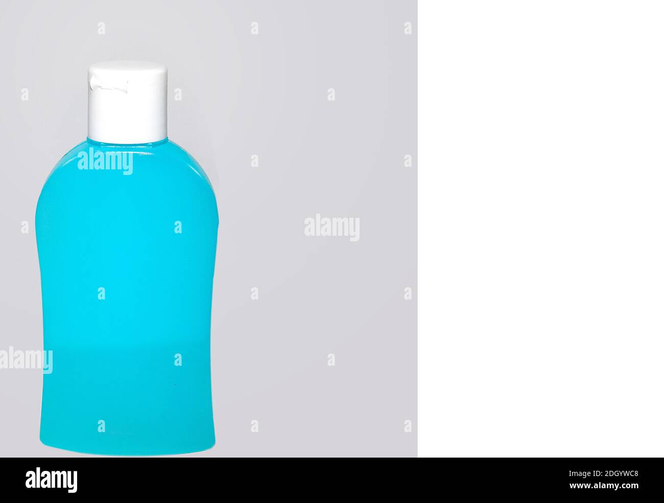 Contenitore in plastica. Spazio per scrivere. Primo piano del contenitore igienico blu su sfondo grigio. Immagine stock, Foto Stock