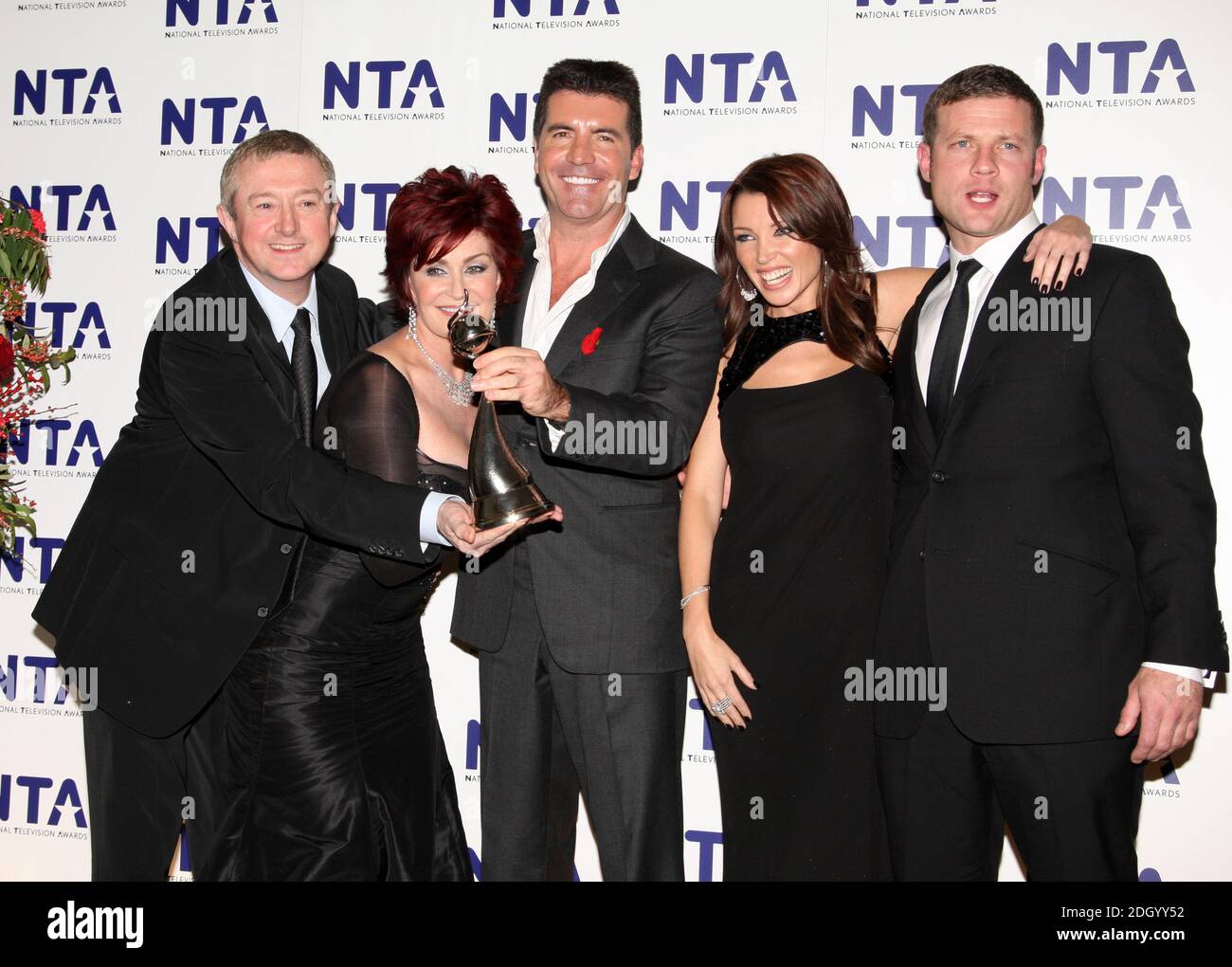 Giudici X Factor: Louis Walsh, Sharon Osbourne, Simon Cowell, Dannii Minogue e Dermot o'Leary nella sala stampa del National Televsision Awards 2007 (NTA) presso la Royal Albert Hall, a ovest di Londra. Foto Stock