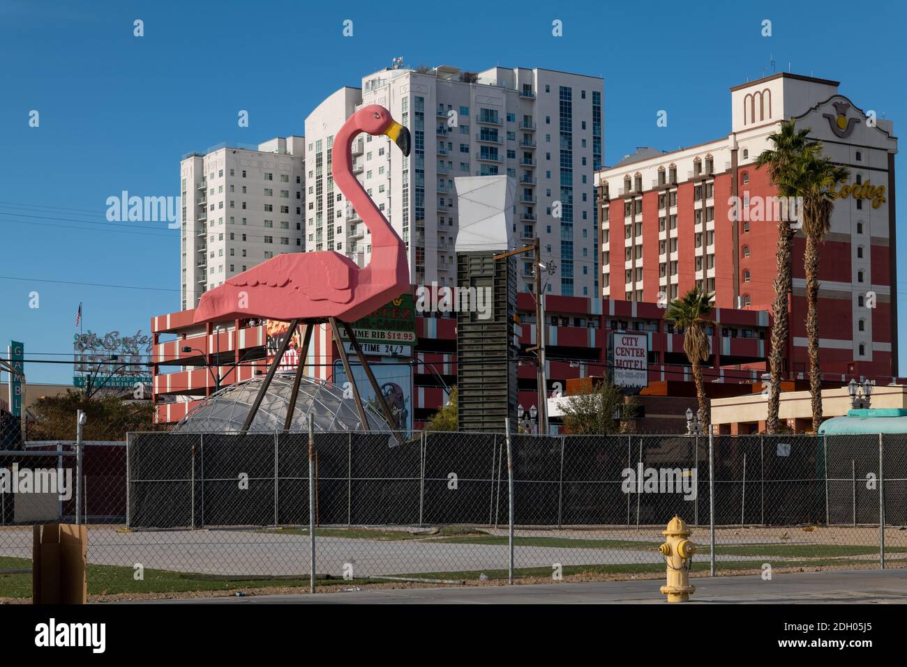 Statua di fenicottero rosa nel centro di Las Vegas, Nevada. Foto Stock