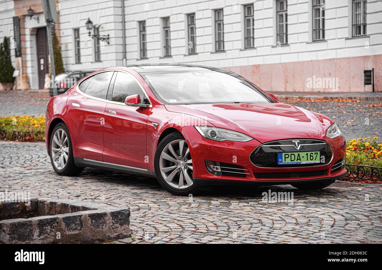 Auto Tesla Model S parcheggiata per le strade di Budapest. Foto Stock