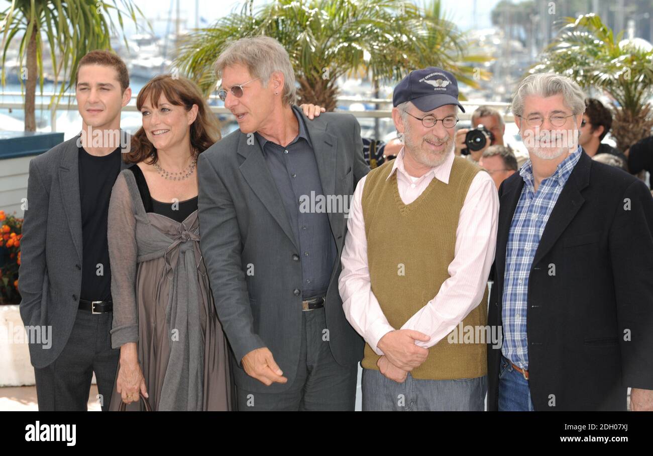 Shia Leboeuf, Karen Allen, Harrison Ford, Steven Spielberg e George Lucas partecipano alla fotocellula per Indiana Jones e il regno del cranio di cristallo al Palais De Festival di Cannes. Parte del 61° Festival De Cannes. Foto Stock