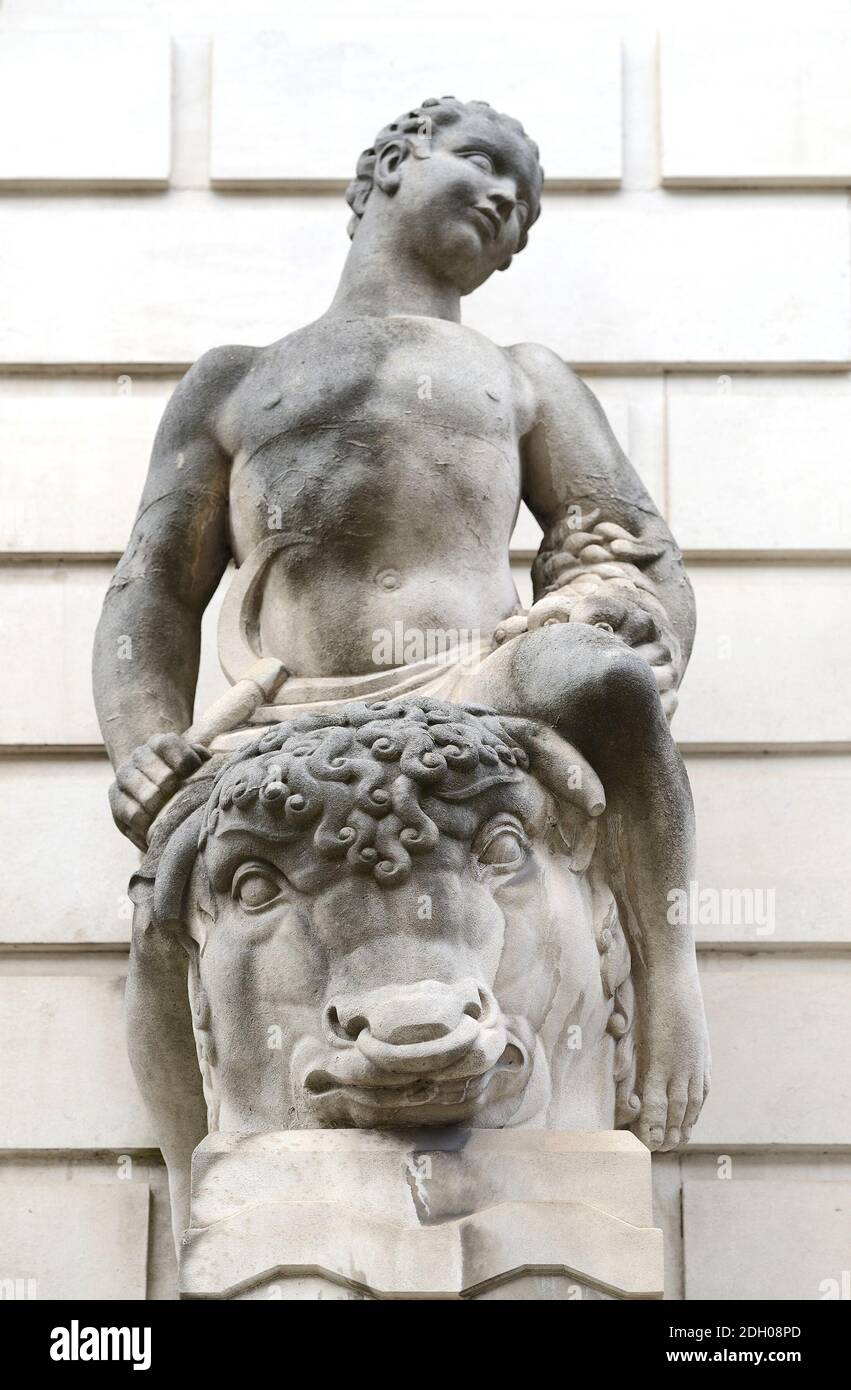 Londra, Inghilterra, Regno Unito. Statua sulla facciata del Dipartimento per il Commercio Internazionale (ex sito di Scotland Yard) al 3 Whitehall Place. Uomo con si Foto Stock