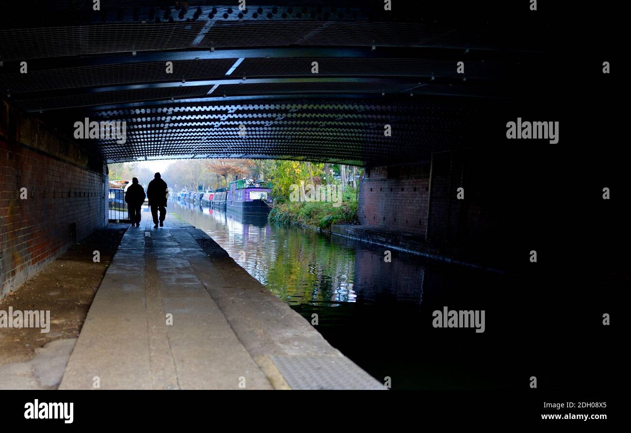 Londra, Inghilterra, Regno Unito. "Piccola Venezia" vicino a Paddington, dove si incontrano i canali del Grand Union e del Regent. Alzaia sotto un ponte Foto Stock
